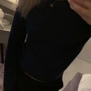 Mörkblå stickad tröja  - Mörkblå stickad tröja. Bra skick, använd få tillfällen! 