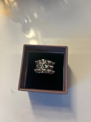 Två ringar med nitar - Trendiga ringar i silverfärgad metall med markerade nitar runt hela bandet. Ringen har en bred design och en modern, edgy känsla som sticker ut. Säljer båda för 300kr.