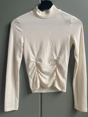 Ljusbeige långärmad polotopp - Mjukt material och lite nopprig🩷