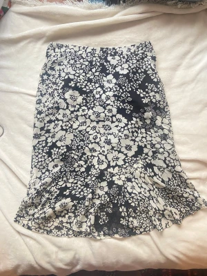 Flowig midi kjol - Kjol med jättefint blommigt tyg