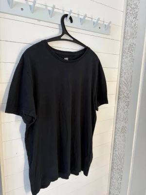 Svart t-shirt från Lager157 i bomull - Svart T-shirt från Lager157 i storlek XL.   Hör gärna av dig om du har någon mer fråga!
