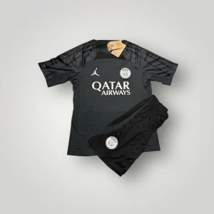 Football Kit Jordan x PSG 🏟️ - Brand new Jordan x PSG football kit in sleek black, featuring the iconic PSG logo and Qatar Airways branding.  ⭐️ Condition: 10/10 🎨 Color: Black 📦 Fast and careful shipping