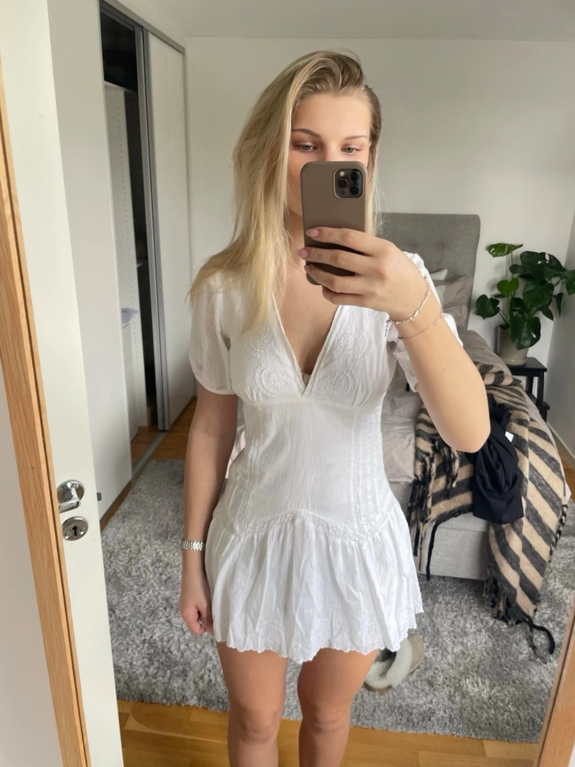 Vit kortklänning med v-ringning - 4