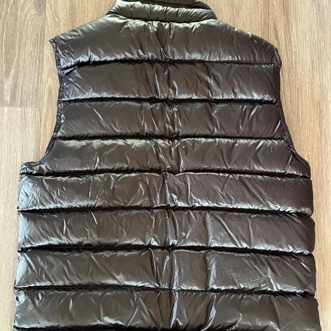 Svart dunväst från Moncler - dragkedja trasig, därför billig  - 2