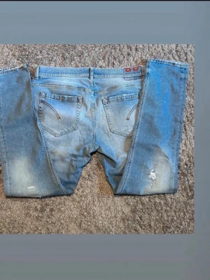 Dondup jeans - Ljusblå Dondup jeans med slitningar. De är i mycket bra skick och i storlek 33. Hör av er vid funderingar!💬