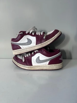 Nike Jordan one sneakers  - Nike Jordan one sneakers såklart helt äkta storlek 39. Skorna är använda och finns bilder på slitage. Färgen är vinröd och nypris är ca 1600kr 