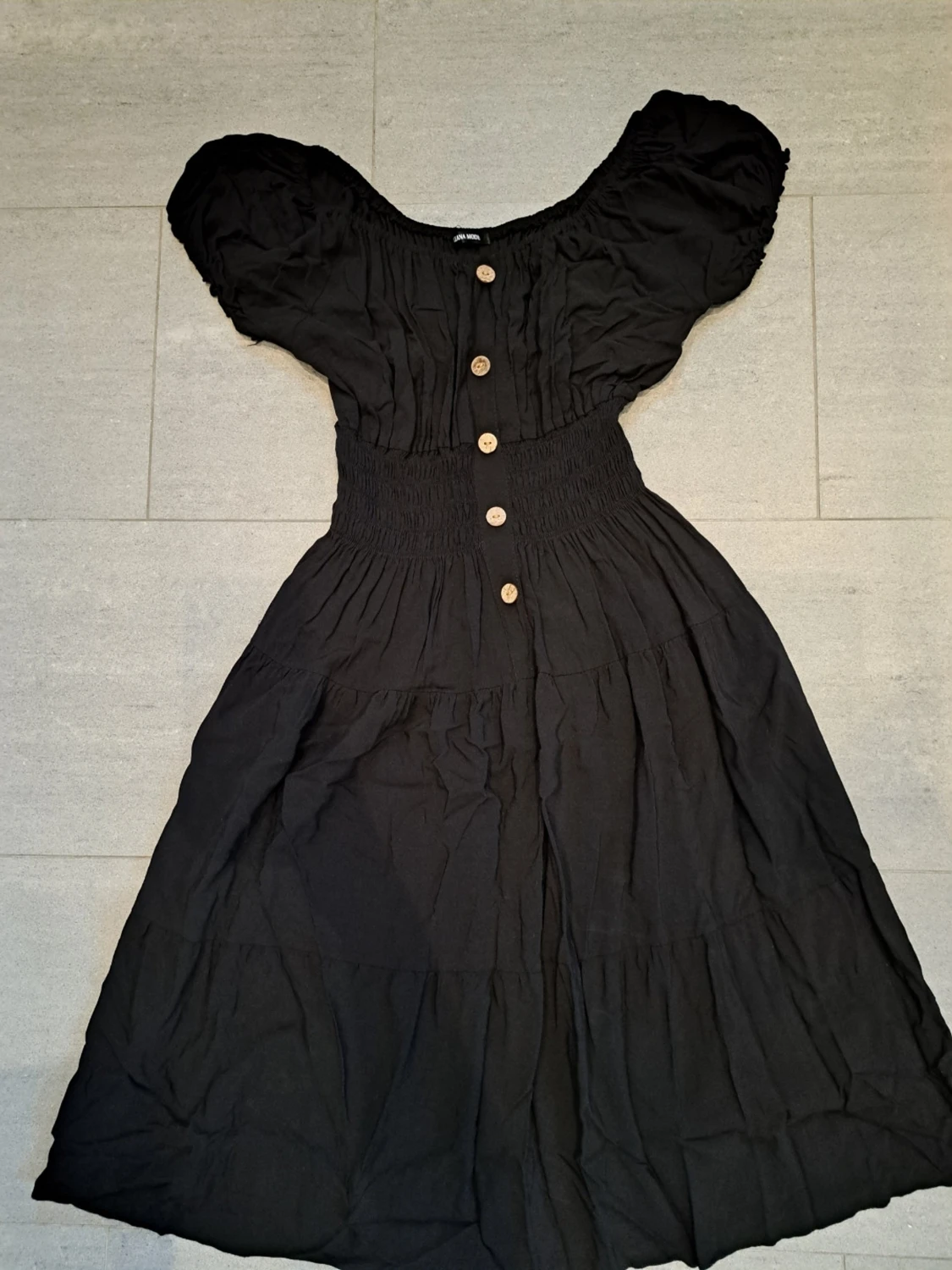 Svart offshoulder klänning med knappar - 1