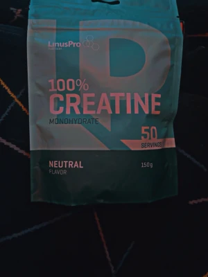 LinusPro 100% creatin Monohydrat helt ny köp 2 - Säljer en påse LinusPro 100% kreatin monohydrat med neutral smak. Förpackningen innehåller 150 gram, vilket räcker till 50 portioner. Perfekt för dig som vill boosta din träning med extra kreatin. Köp två för 120kr