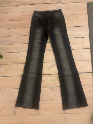 Lågmidjade jeans från Madlady  - Jeans från Madlady i modellen ”Taylor 02UltraLow Bootcut Jeans - Washed Black” storlek 36/Xtra tall. Aldrig använda, endast testade. Nypris 699kr, hör av er vid frågor🩷