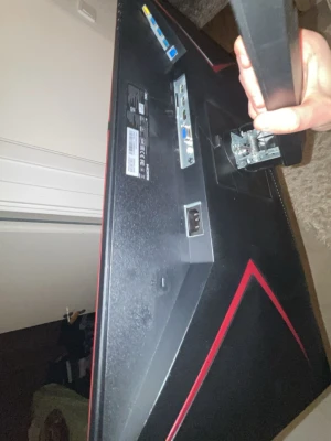 AOC gaming skärm svart/röd - Säljer en AOC gaming skärm med svart och röd design. Skärmen har flera anslutningar som HDMI, VGA och DisplayPort. Snyggt stativ med futuristisk look och tydliga röda detaljer. Perfekt för gaming eller som extra skärm till datorn. 144 Hz.