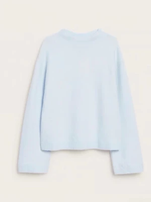 Ljusblå stickad tröja - Mysig ljusblå stickad tröja med rund hals och långa ärmar. Tröjan har en enkel, rak passform och ribbade muddar vid ärmslut och nederkant. Perfekt för kyliga dagar och enkel att matcha med olika outfits.