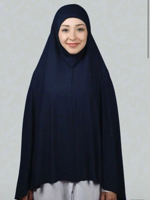 Mörkblå khimar med hel täckning - Säljer en mörkblå khimar med hel täckning som är enkel och stilren utan band så det är lätt att sätta på sig. Khimaren har en lång och bred form som täcker axlar och överkropp. Materialet ser ut att vara mjukt och lätt, perfekt för dig som vill ha en modest och bekväm accessoar.🌑🌊🫐