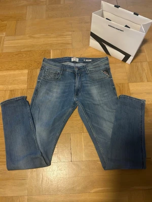 Blå jeans från Replay - Säljer ett par Replay jeans modell anbass. Storlek 31,32, säljer pga dom har blivit för små för mig. Extremt bra skick på jeansen, inget tecken på användning.OBS! Påsen med i bilderna följer inte med vid köpet av jeansen. Bara att höra av sig vid frågor mm!