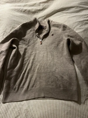 Beige stickad halvzip från Morris - Snygg beige stickad tröja från Morris med halvzip. Är nästan aldrig använd och är som i nyskick. Nypris 1799kr.