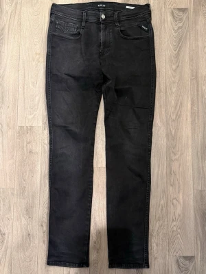 Replay Anbass Jeans Svart W31/L32 - Slim Fit - Mycket fint skick. Mått - Midja: 41cm, Ytterbenslängd: 106,5cm, Benöppning: 15,5cm. Modellen är 185cm & 63kg. Hör av dig vid funderingar!🤝