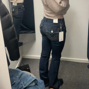 Mörkblå bootcut jeans från true religion  - Snygga mörkblå bootcut jeans från True religion