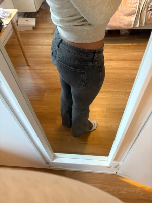 Grå bootcut jeans low waist - Low waist bootcut jeans från H&M devided i storlek 42. Säljer då dom inte kommer till användning längre💕 Skriv vid frågor!