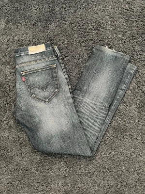 Slimfit Levis jeans  - Riktigt snygga slimfit Levis jeans med helt sjuk wash i storlek W31 L34 men dom är extremt små så jag hade nog sagt W30 L32