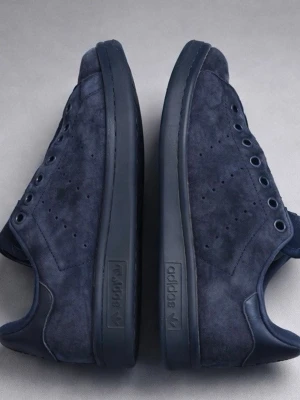 Blå Stan Smith skor i mocka  - Märke • Adidas Stan Smith     Pris • 500 kr      Storlek • 38        Skick • Mycket bra      •Ställ gärna frågor angående funderingar       OBS• Skorna kommer ej med skosnören 