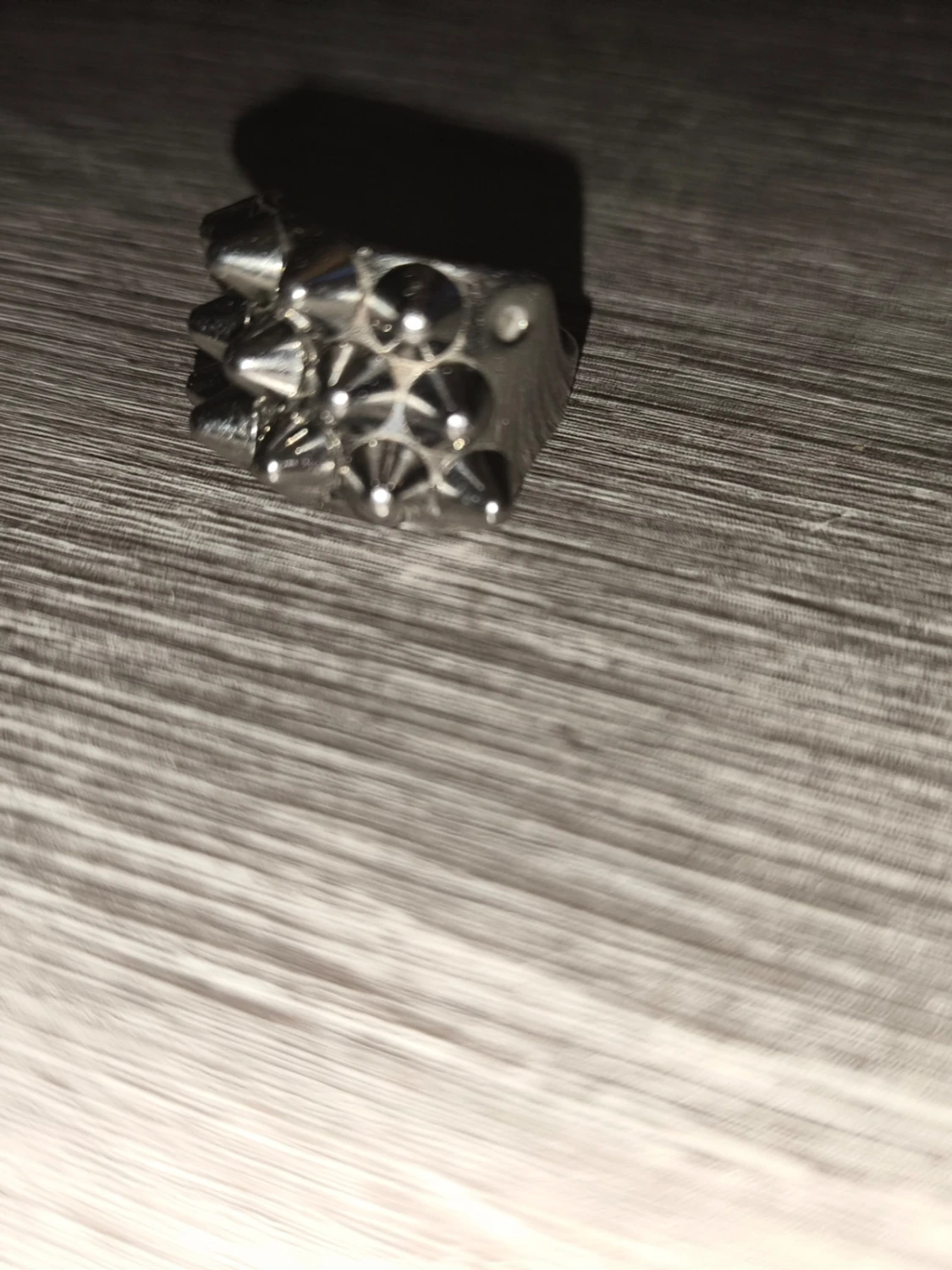 Silvrig ring med nitar och spikes