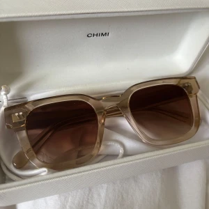 Solglasögon från Chimi - Snygga solglasögon från Chimi med transparent beige båge och bruna tonade glas. Knappt använda .
