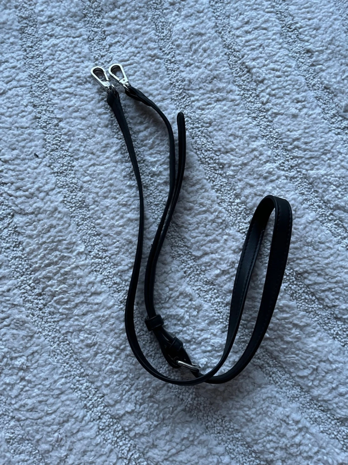 Svart handväska med hjärtspänne - 5