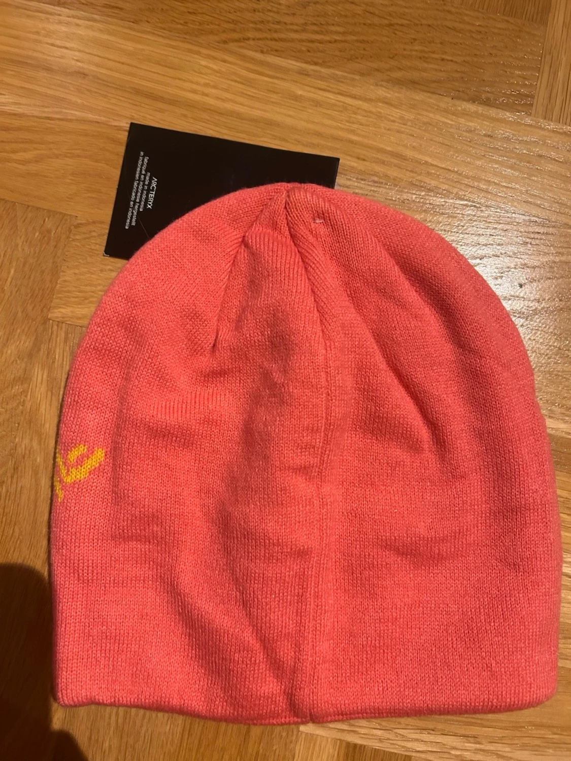 Aprikosfärgad mössa från Arc'teryx - 1