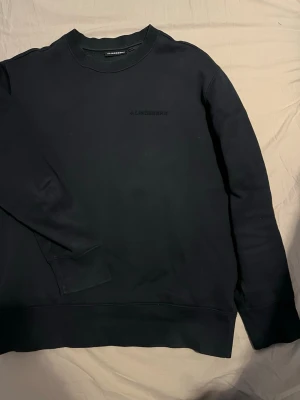J.Lindeberg sweatshirt - Säljer denna snygga sweatshirten från J.Lindeberg. Det är en väldigt lätt matchad färg och den är i väldigt bra skick. In broder logga namn på vänstra bröstet. Nypris ungefär 1500kr~