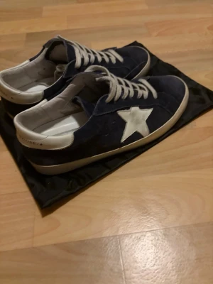 Mörkblå Golden Goose sneakers - Snygga mörkblå sneakers från Golden Goose använt fåtal gånger,strl 42, Kan även gå ner i pris vid snabb affär!  Dustbag o box ingår skriv om ni har någon fundering! 
