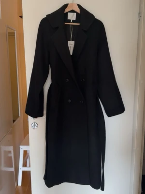 Kappa NAKD - Säljer denna kappa från NAKD i strl 34. Helt oanvänd med prislapp kvar. Säljer pga att den är för stor för mig, är oversized i storleken. Nypris: 1399kr. Är slutsåld på hemsidan. 💕💕