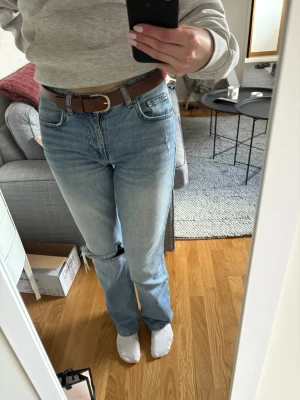 Brunt skärp med guldigt spänne - Säljer ett brunt skärp med guldigt spänne. Lite slitet på spännet men annars i bra skick. Ca 90cm långt, storlek XS. 