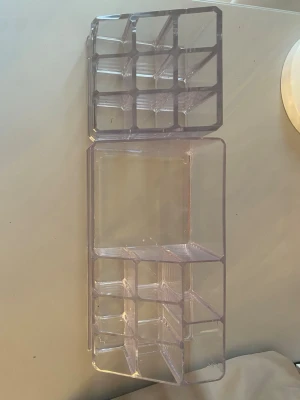 Organiseringslådor  - Genomskinliga organiseringslådor man kan förvara smink, borstar och annat i. Perfekt för att hålla ordning och reda!