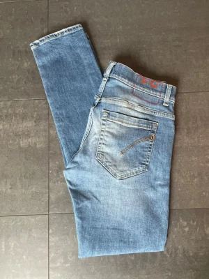 Dondup George - Jeans ifrån Dondup. Modellen är George. Storleken är w31. Jeansen är i fint skick och inga defekter