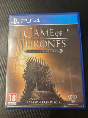 Game of Thrones PS4 spel - Game of Thrones: A Telltale Games Series till PlayStation 4. Spelboxen är blå och spelet levereras på en Blu-ray disc med motiv av järntronen. Märkt med 18+ och HBO-logga. Perfekt för dig som gillar äventyr och interaktiva berättelser.