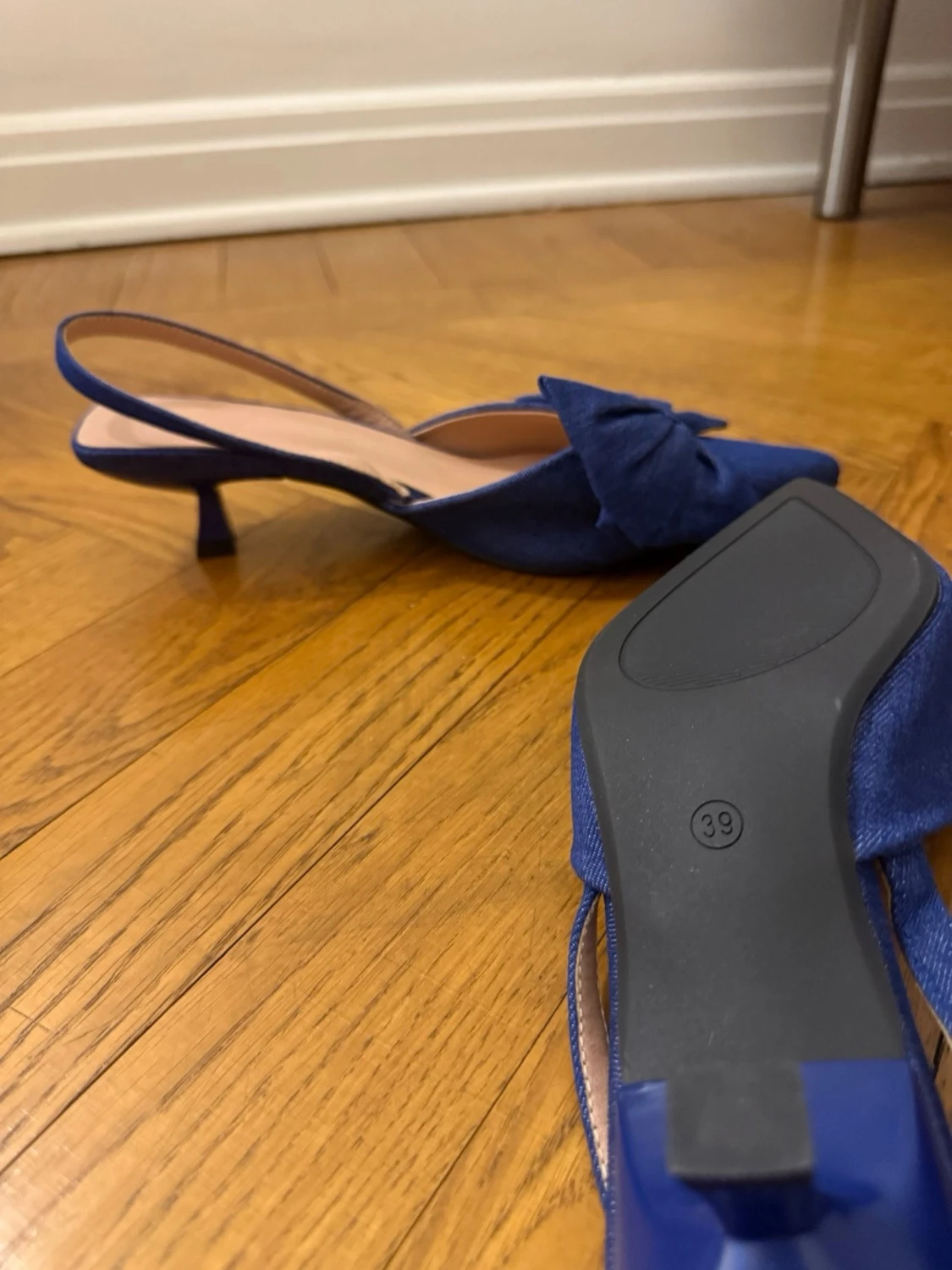 Blå pumps med rosett och låg klack - 1