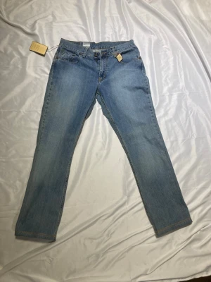 Pearson 652 helt nya jeans - Klassiska 652 pearson jeans, med blå färg. Storlek 34:36. Aldrig använda. Fråga om fler bilder eller måt!