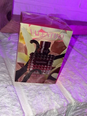 Valentino Born In Roma Donna Intense - Valentino Born In Roma Donna Intense är en lyxig parfym med en elegant och mörk flaska dekorerad med nitar. Förpackningen har rosa, svart och guldiga toner med blommiga inslag. Perfekt för dig som vill ha en exklusiv och modern doft.