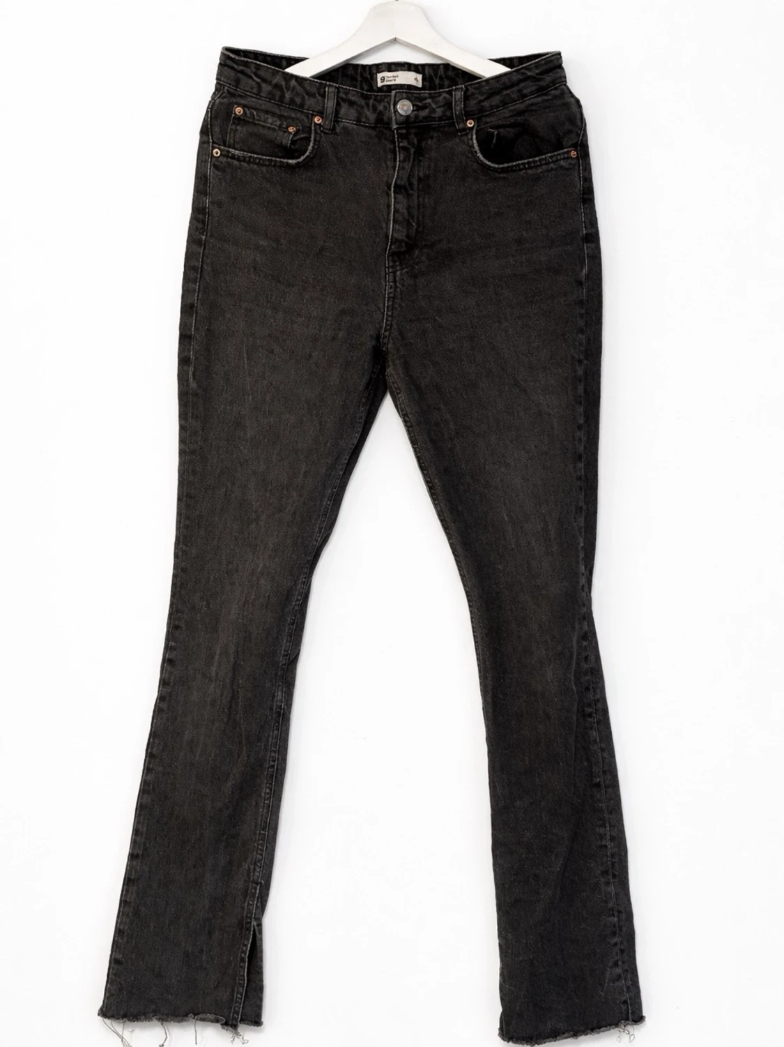 Svarta raka jeans med rå kant