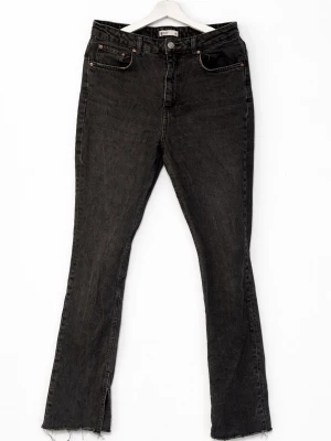 Svarta raka jeans med rå kant - Säljer ett par svarta jeans med rak passform och råa, fransiga benslut. Jeansen har klassisk femficksdesign och knappgylf. Materialet är kraftig denim i bomull. Perfekta för en avslappnad och trendig look.