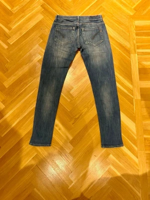 Dondup jeans slim fit - Säljer ett par blå slim fit jeans från Dondup med diskreta slitningar på framsidan. Jeansen är slim fit i storlek w30