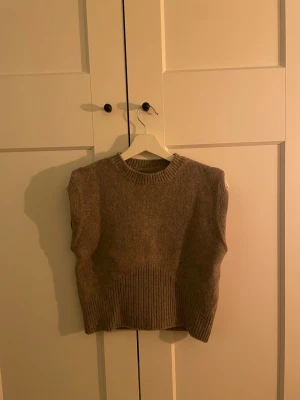 Brun väst/tröja - Säljer en jätte fin tröja i storlek xs/s💕