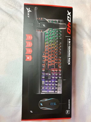 XD40 4-i-1 Gamingpaket ❌UTAN HÖRLURAR❌ - HELT OANVÄND! Säljer ett XD40 4-i-1 gamingpaket med tangentbord, mus, och musmatta. ❌UTAN HÖRLURAR❌!Tangentbordet har RGB-belysning och svart design. Perfekt för gaming på PC och har snygg färgskiftande effekt på tangenterna.