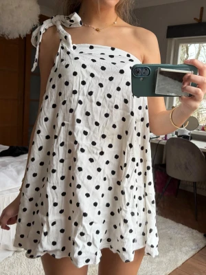Prickig klänning/topp - Söt vit kortklänning med svarta prickar som man även kan ha som en topp🥰
