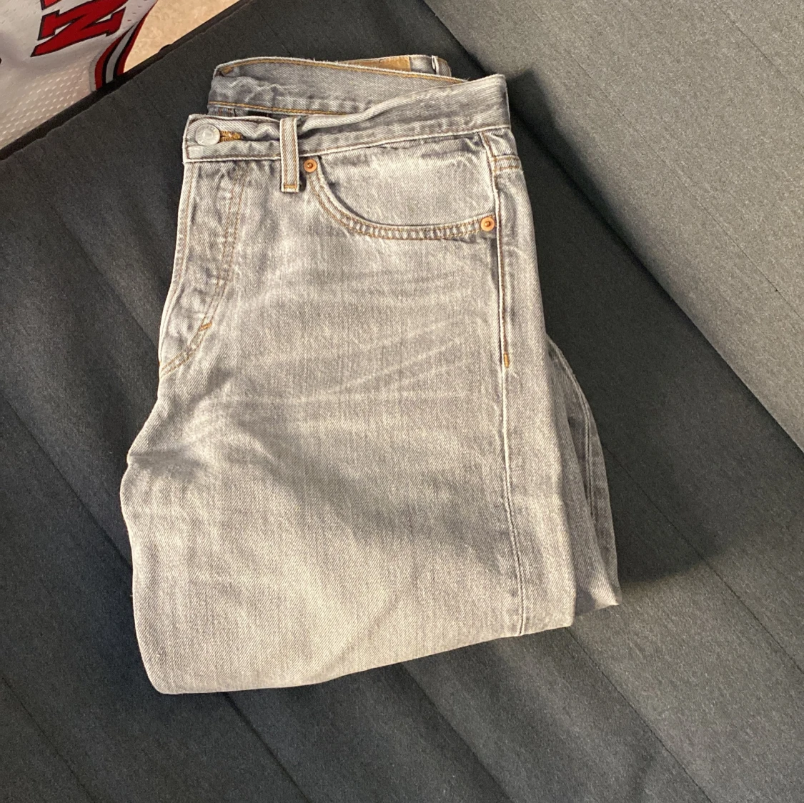 Ljusgråa jeans från Weekday  - 2
