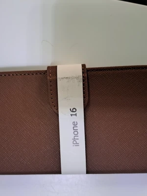 Brunt plånboksfodral till iPhone 16 - Säljer den för jätte billigt skit snygg iphone 16 skal 