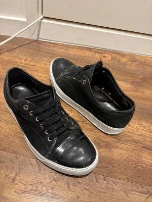 Lanvin Cap Toe - Säljer nu mina lanvins! Helt ny tvättade, och applicerat vit sulfärg, vid köp av skorna får du med denna sulfärgen från shoe hero då färgen kan åka av då och då! Lite slitna på glanset men går att fixa med rätt tvätt grejer och sedan går mockan att fixa bättre. Kan gå ner i pris vid snabb försäljning, skick avgör du som köpare själv.