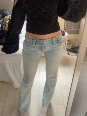 Ljusblå bootcutjeans från True Religion - Säljer dessa DRÖMMIGA lågmidjade True Religion jeansen! Tänker mig 1000 då dom endast är använda nån gång, men priset är inte hugget i sten! Tyvärr är dom lite för korta på mig, är 175 så därav säljer jag🌟❣️skriv privat för mer info<3 storlek 25!!