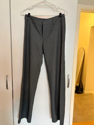 Madlady kostymbyxor - Gråa randiga kostymbyxor från Madlady. Byxorna har raka ben och normal hög midja. Fint skick. 🌷