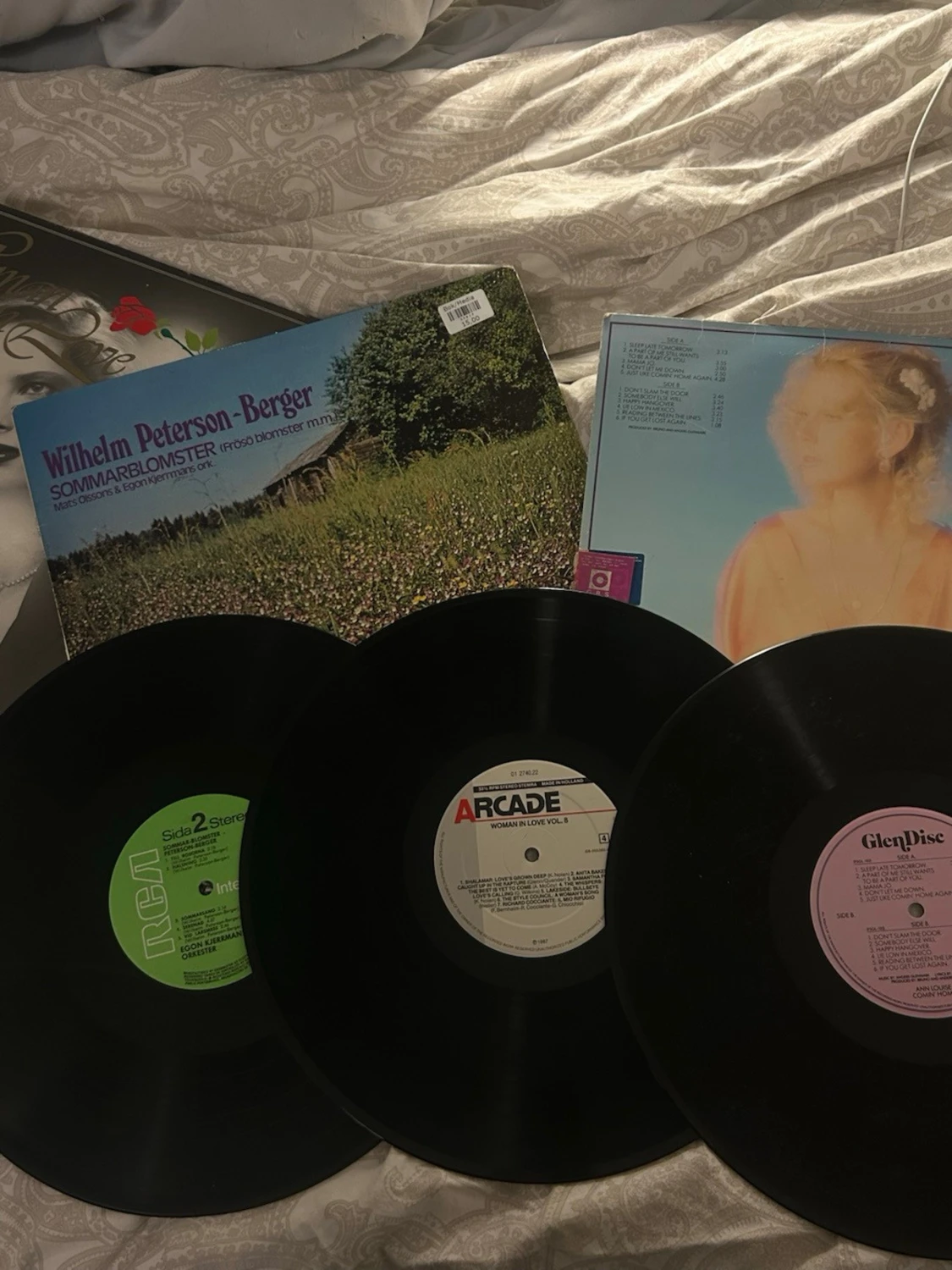 Tre vinylskivor med olika omslag