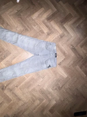 Ljusgråa jeans från Replay - Säljer ett par ljusgråa jeans från Replay. Jeansen har klassisk femficksdesign, dragkedjegylf och smal passform. Materialet är mjukt denim med lite stretch för extra komfort. Perfekta för en avslappnad och trendig look. Size: 28. Mer jeans finns på min profil.